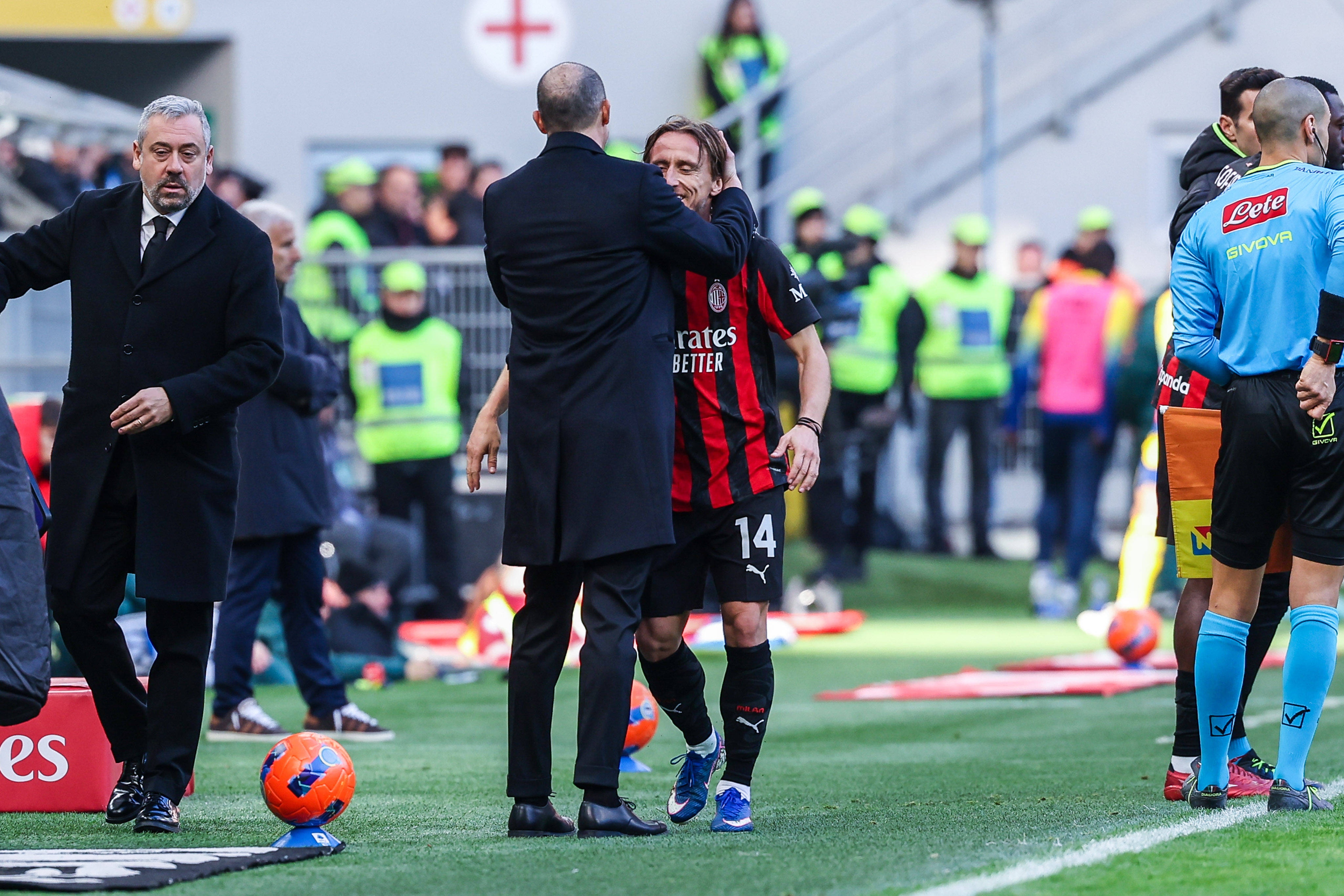 开云官网-米兰1-0莱切幕后：阿莱格里频繁与替补席的莫德里奇讨论场上局势